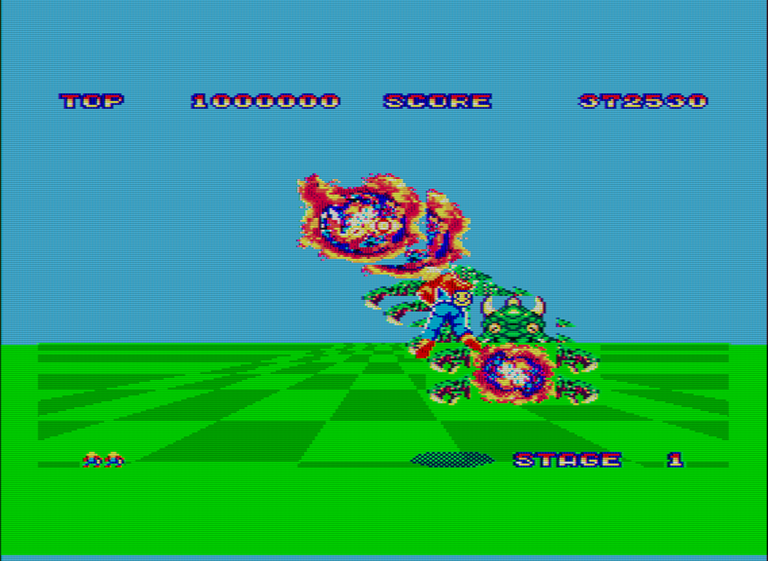 Captura del videojuego Space Harrier. Unas bolas de fuego y lo que parece un dragón forman un amasijo en pantalla.