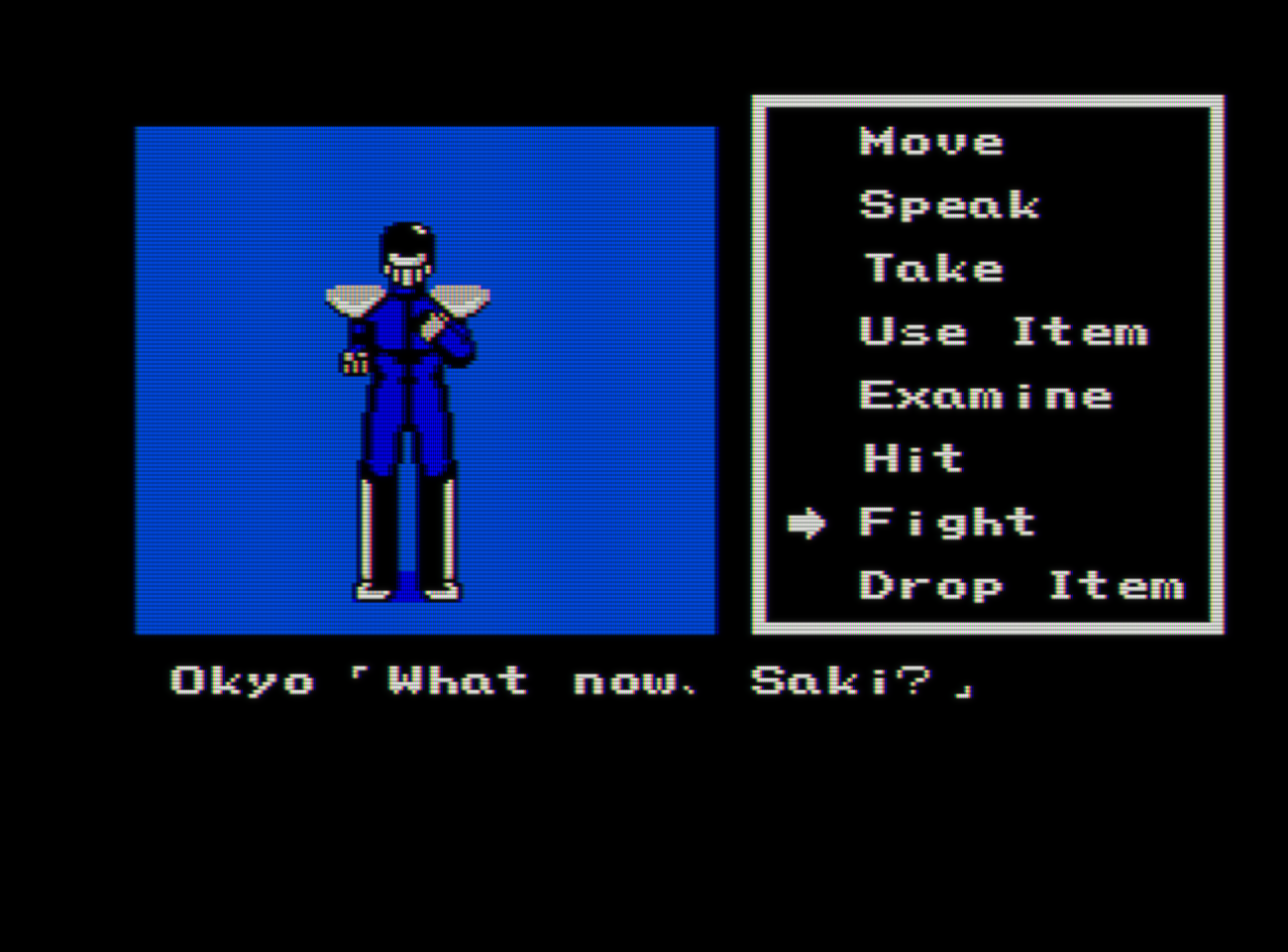 Captura del videojuego Sukeban Deka II. A la izquierda vemos a un enemigo con casco de motorista y hombreras metálicas. A la derecha una lista de verbos en inglés: Move, Speak, Take, Use Item, Examine, Hit, Fight, Drop Item. El verbo Fight está marcado con una flecha. En la parte inferior de la imagen se lee 
