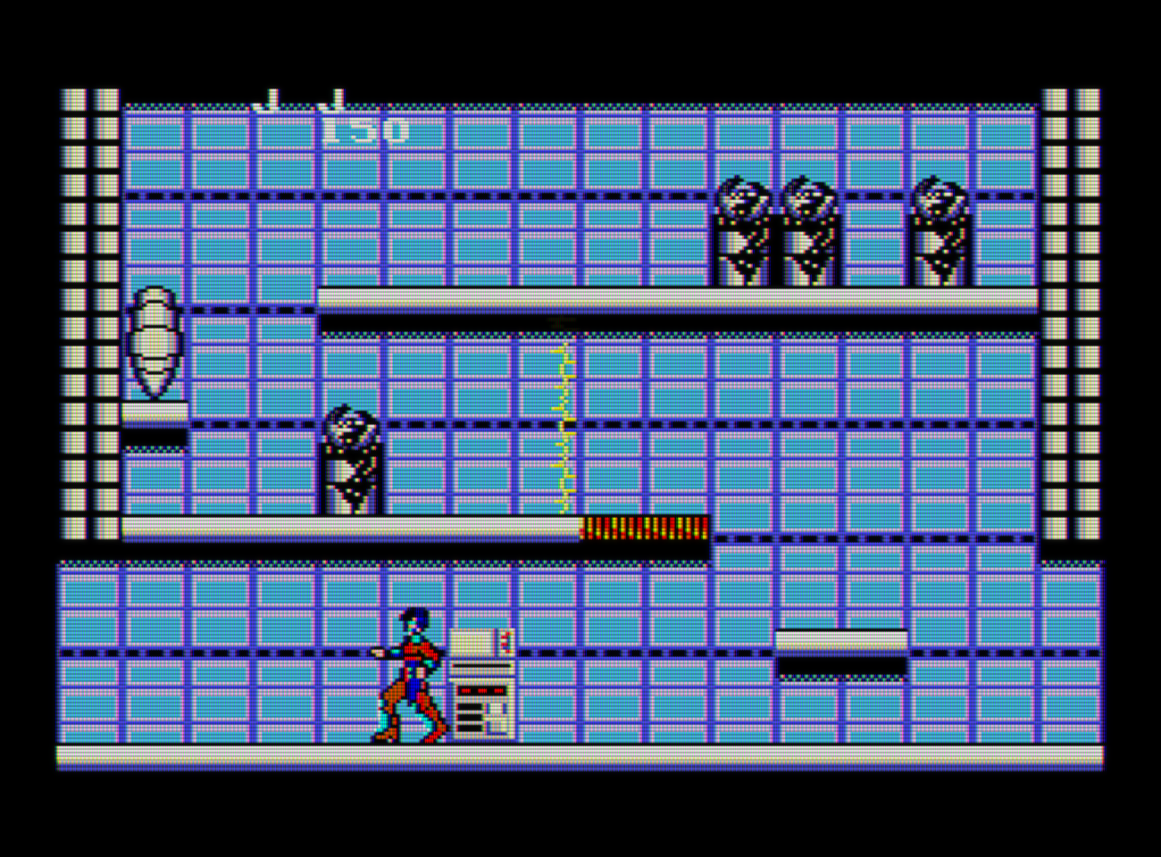 Captura del juego Zillion. En ella se observa al protagonista alejarse de un ordenador de manera algo curiosa. También se ven unas plataformas con unos objetos metálicos destruidos y un rayo eléctrico cerrando el paso.