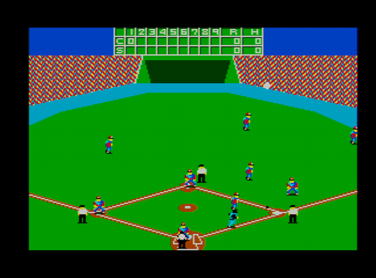 Captura del videojuego Great Baseball (Versión japonesa) En ella se ve a un jugador corriendo hacia la primera base mientras la pelota vuela hacia la grada y los jugadores contrarios la siguen.