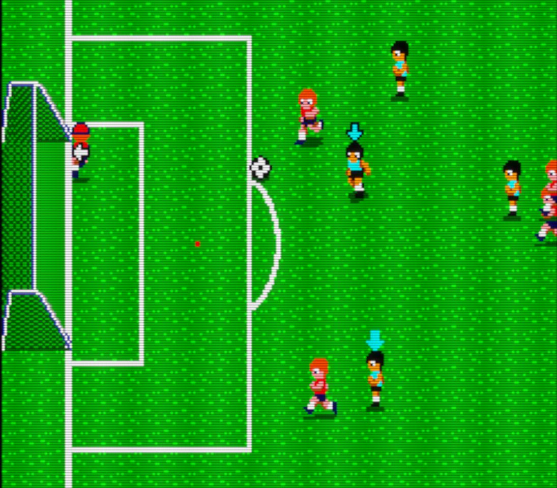 Vista de una de las áreas de un campo de fútbol con un balón suelto en la frontal y un par de jugadores corriendo hacia él.