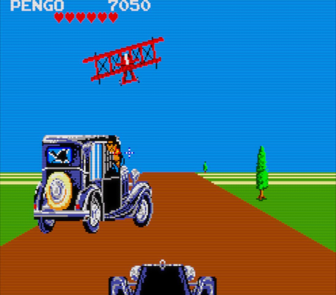 Captura de Gangster Town en la que un coche persigue a otro por un camino de tierra. El coche delantero tiene una luna rota y un gangster saca el cuerpo por la puerta mientras dispara hacia el jugador. En el cielo vuela un biplano rojo.