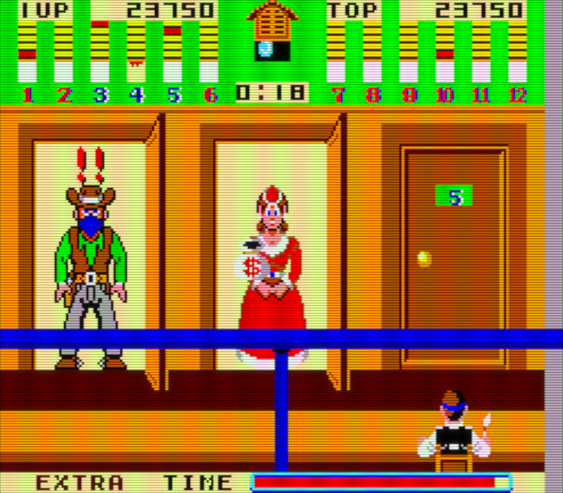 Captura donde vemos tres puertas. En la de la izquierda vemos un cuatrero apuntándonos. En la central una señora con vestido de época. La derecha está cerrada. El ambiente es el de un banco estilo lejano oeste.